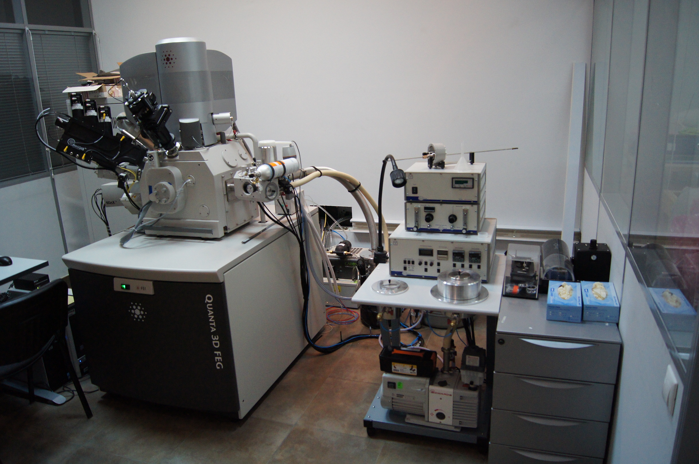 Универсальная многофункциональная рабочая станция на базе двухлучевого сканирующего электронно-ионного микроскопа